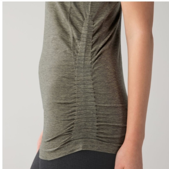 Like new Lululemon In The Flow Ruched tank top size 6 - Picture 3 of 10